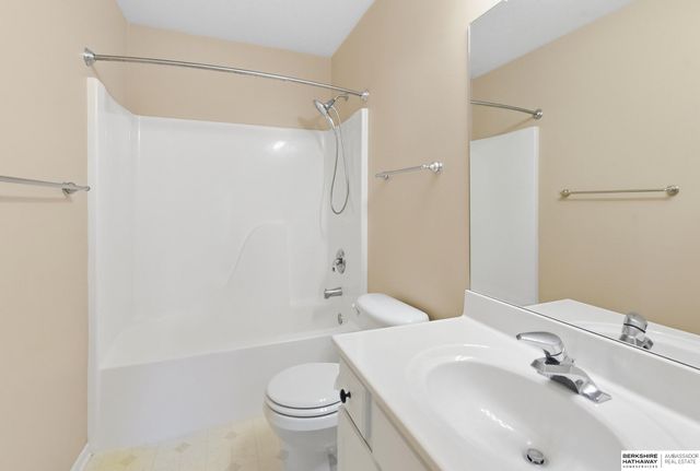 9823 Brentwood Drive, La Vista, NE 68128
