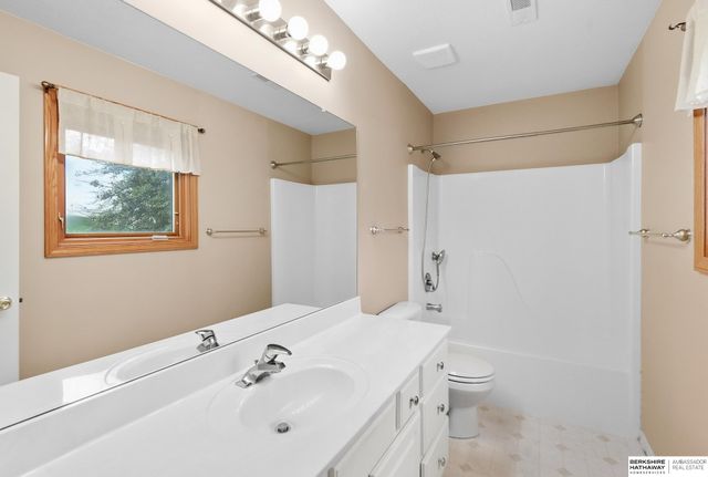 9823 Brentwood Drive, La Vista, NE 68128