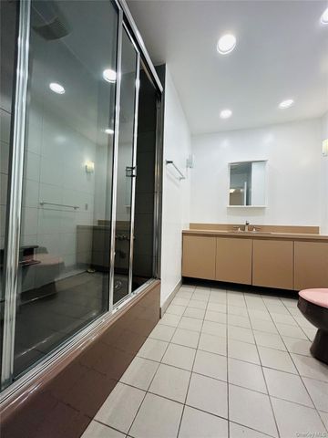 16 Middle Lane, Jericho, NY 11753