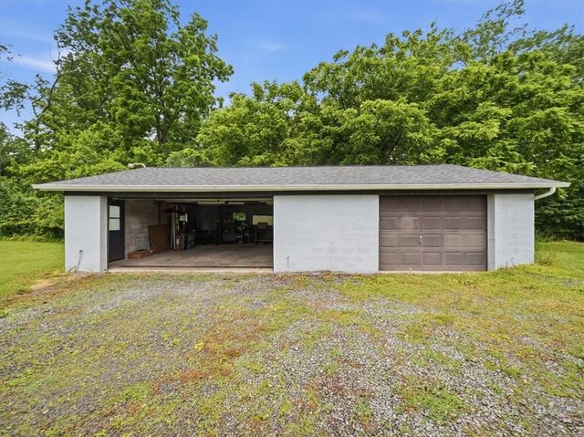 106 Savannah Gardner Rd, Shenango Twp, PA 16101