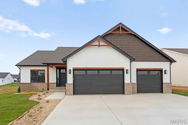 817 Golden Bell Lane, O'fallon, IL 62269