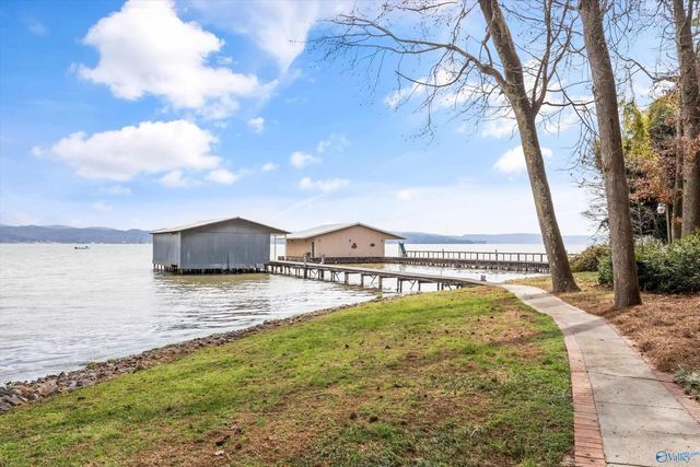 29 Lake Breeze, Guntersville, AL 35976