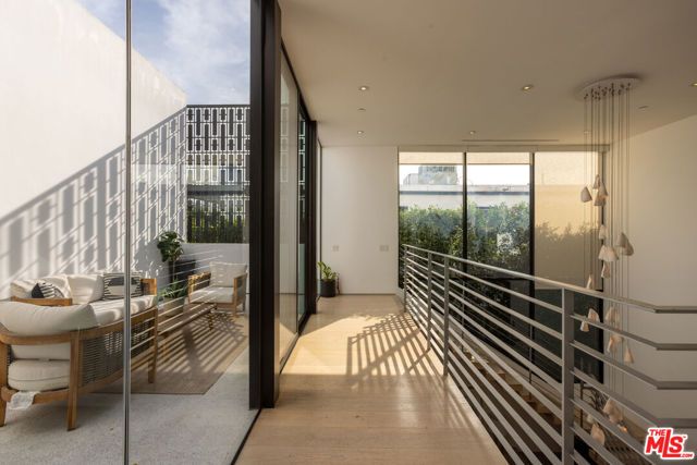 132 N Laurel Avenue, Los Angeles, CA 90048