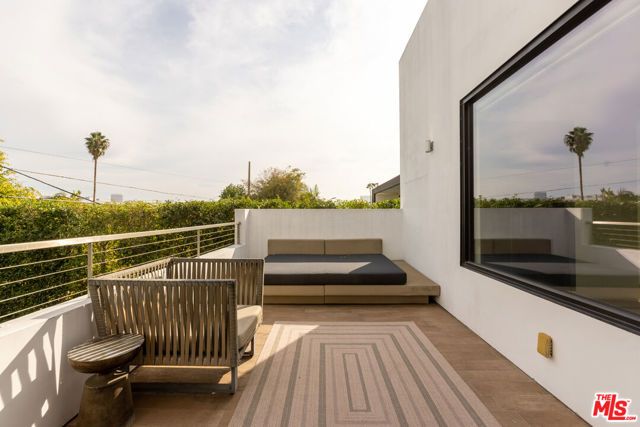 132 N Laurel Avenue, Los Angeles, CA 90048