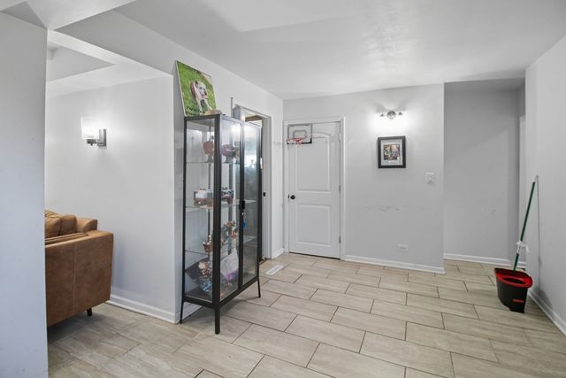 6611 W 83RD Street, Burbank, IL 60459