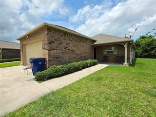 2402 14th Avenue N, Texas City, TX 77590