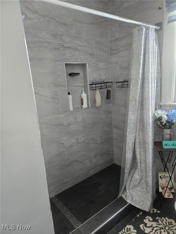 423 Bradley Lane, Youngstown, OH 44504