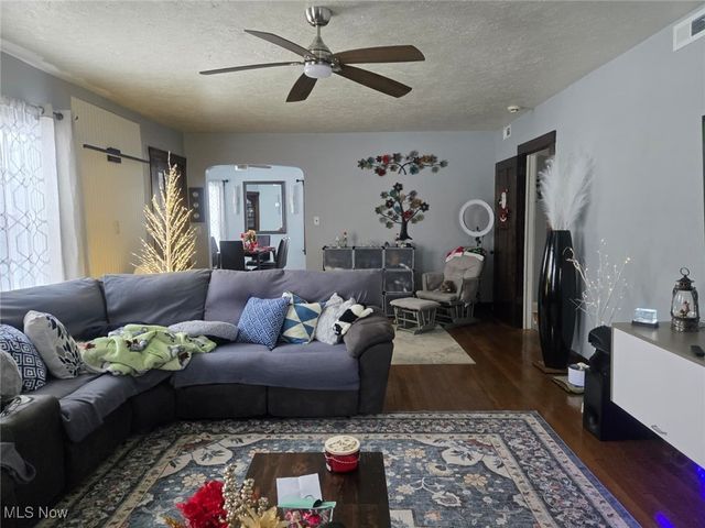 423 Bradley Lane, Youngstown, OH 44504