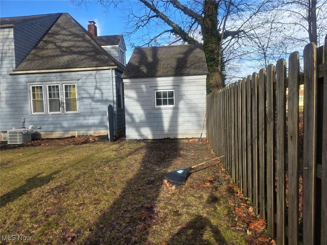 423 Bradley Lane, Youngstown, OH 44504