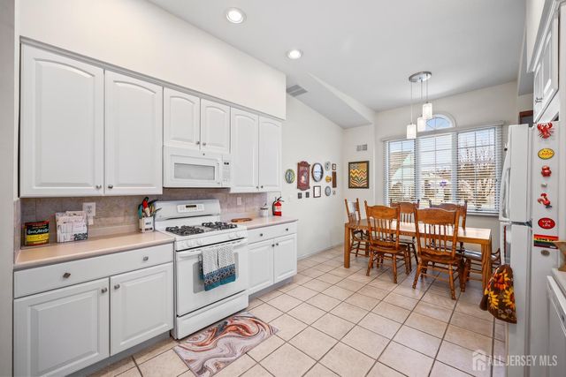 17 Kingston Court, Monroe, NJ 08831