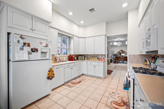 17 Kingston Court, Monroe, NJ 08831