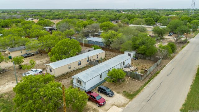 515 ELM ST, Jourdanton, TX 78026