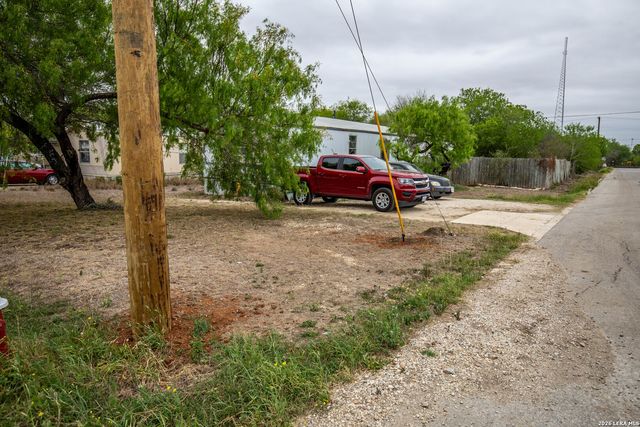515 ELM ST, Jourdanton, TX 78026