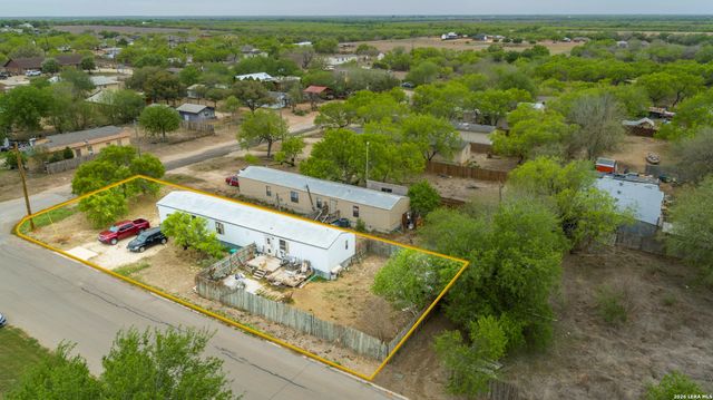 515 ELM ST, Jourdanton, TX 78026