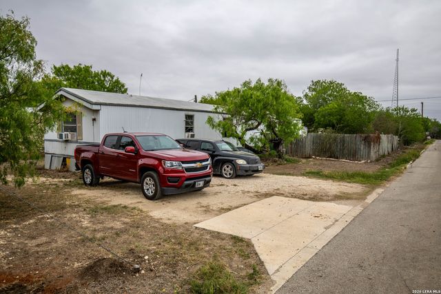 515 ELM ST, Jourdanton, TX 78026