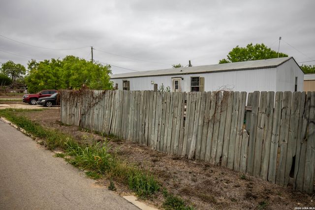 515 ELM ST, Jourdanton, TX 78026