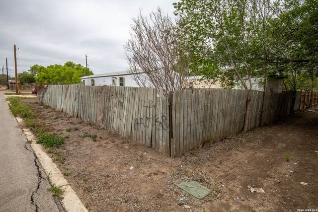 515 ELM ST, Jourdanton, TX 78026
