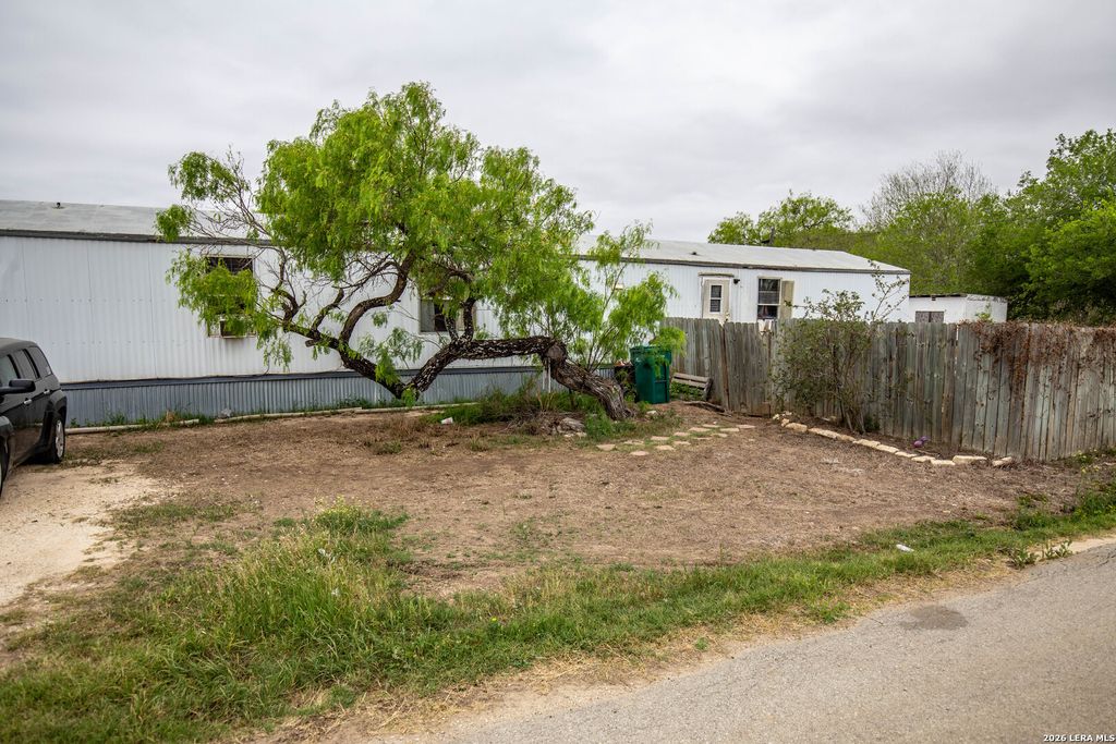 515 ELM ST, Jourdanton, TX 78026