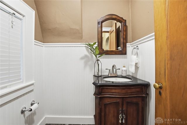 317 E Dixon Avenue, Oakwood, OH 45419