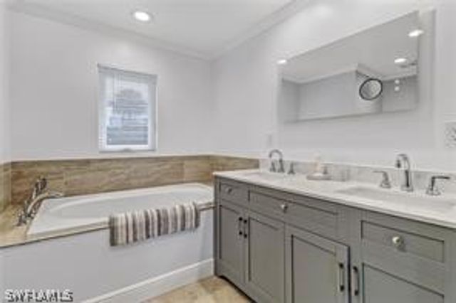 455 Bayside AVE, Naples, FL 34108