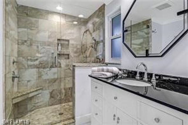 455 Bayside AVE, Naples, FL 34108