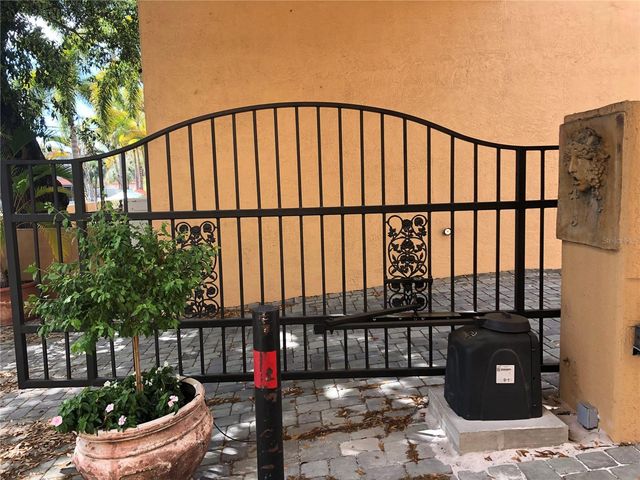 2902 HANSEN MANOR LANE, Tampa, FL 33611