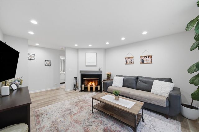 350 E Dundee Road 110, Buffalo Grove, IL 60089