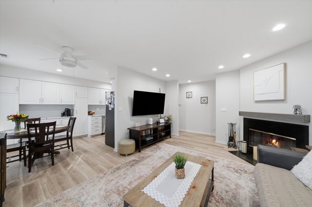 350 E Dundee Road 110, Buffalo Grove, IL 60089