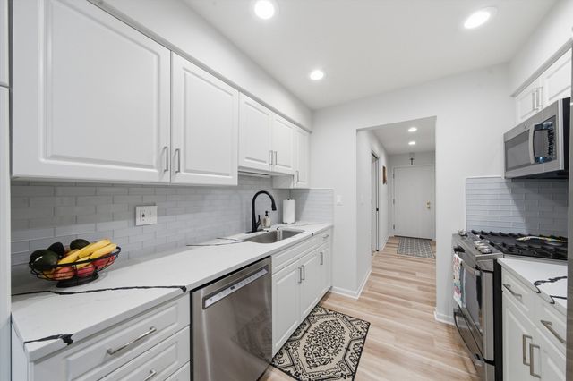350 E Dundee Road 110, Buffalo Grove, IL 60089