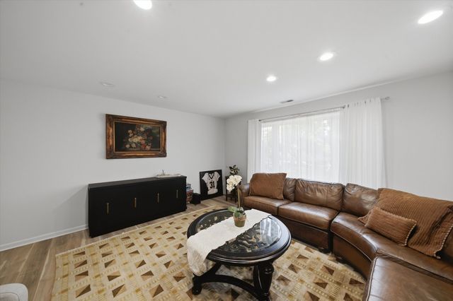 350 E Dundee Road 110, Buffalo Grove, IL 60089