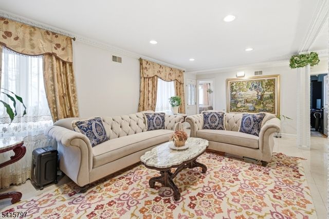 800 Delalla Ter, Ridgefield Boro, NJ 07657