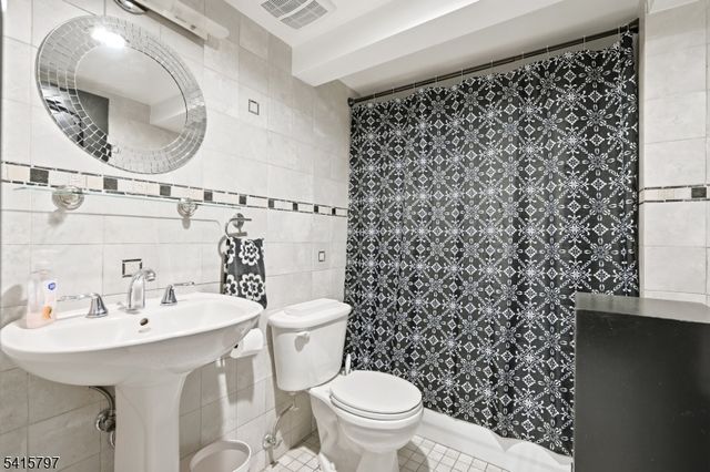 800 Delalla Ter, Ridgefield Boro, NJ 07657