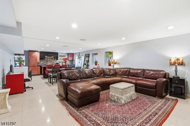 800 Delalla Ter, Ridgefield Boro, NJ 07657