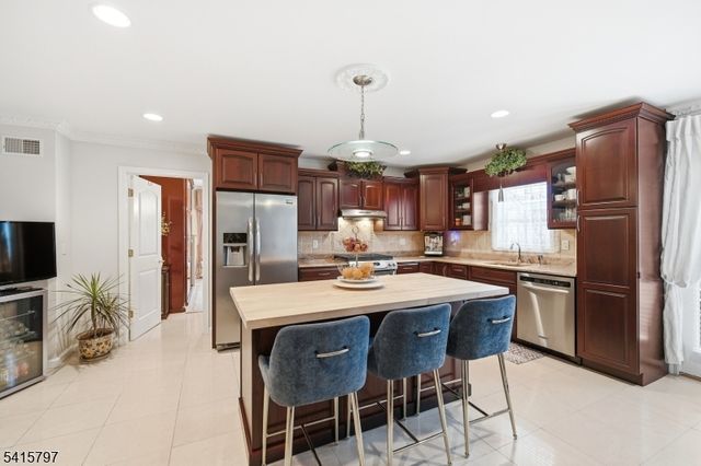 800 Delalla Ter, Ridgefield Boro, NJ 07657