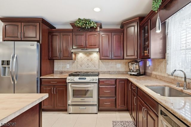 800 Delalla Ter, Ridgefield Boro, NJ 07657