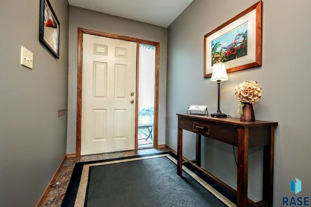 1733 N Tahoe Trl, Sioux Falls, SD 57110