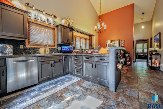 1733 N Tahoe Trl, Sioux Falls, SD 57110