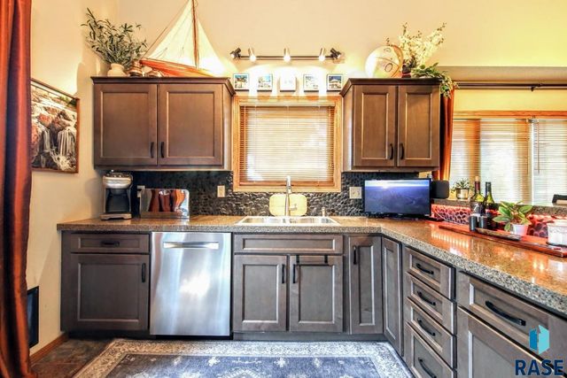 1733 N Tahoe Trl, Sioux Falls, SD 57110
