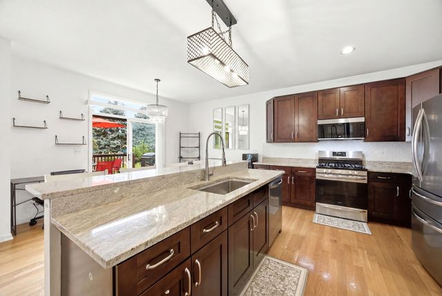 9 Tenneyson Court, Lake In The Hills, IL 60156