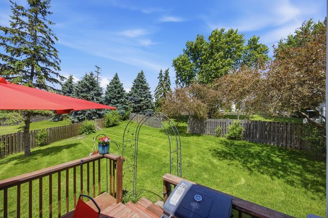 9 Tenneyson Court, Lake In The Hills, IL 60156