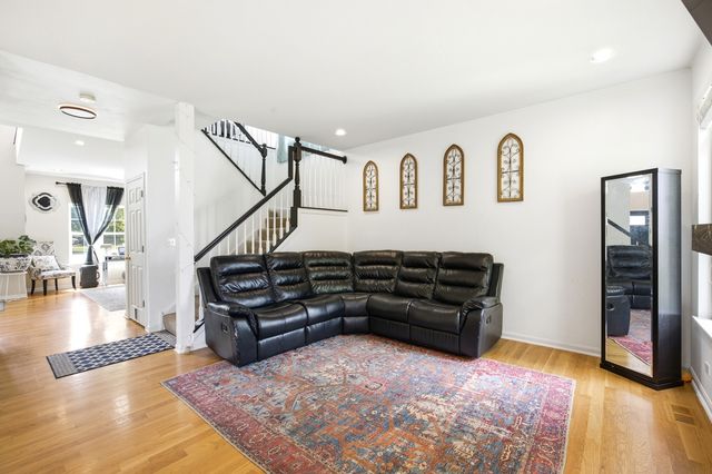 9 Tenneyson Court, Lake In The Hills, IL 60156