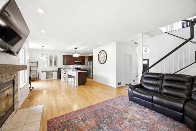 9 Tenneyson Court, Lake In The Hills, IL 60156