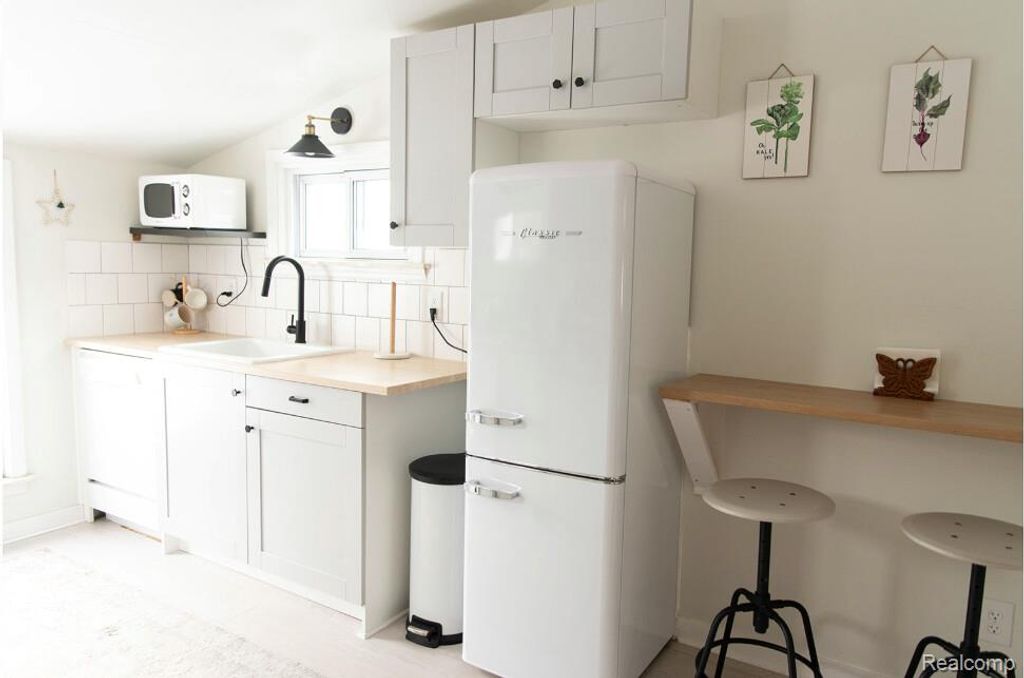 22101 Nowlin Street, Dearborn, MI 48124