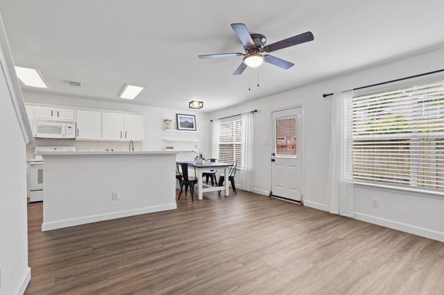 10 Jenny Wren Court, The Woodlands, TX 77382