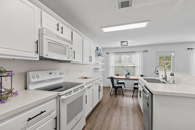 10 Jenny Wren Court, The Woodlands, TX 77382