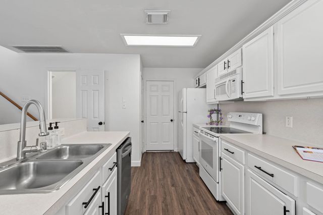 10 Jenny Wren Court, The Woodlands, TX 77382
