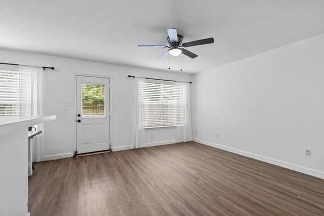10 Jenny Wren Court, The Woodlands, TX 77382