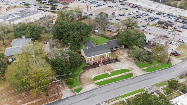 1106 Avenue O, Huntsville, TX 77340