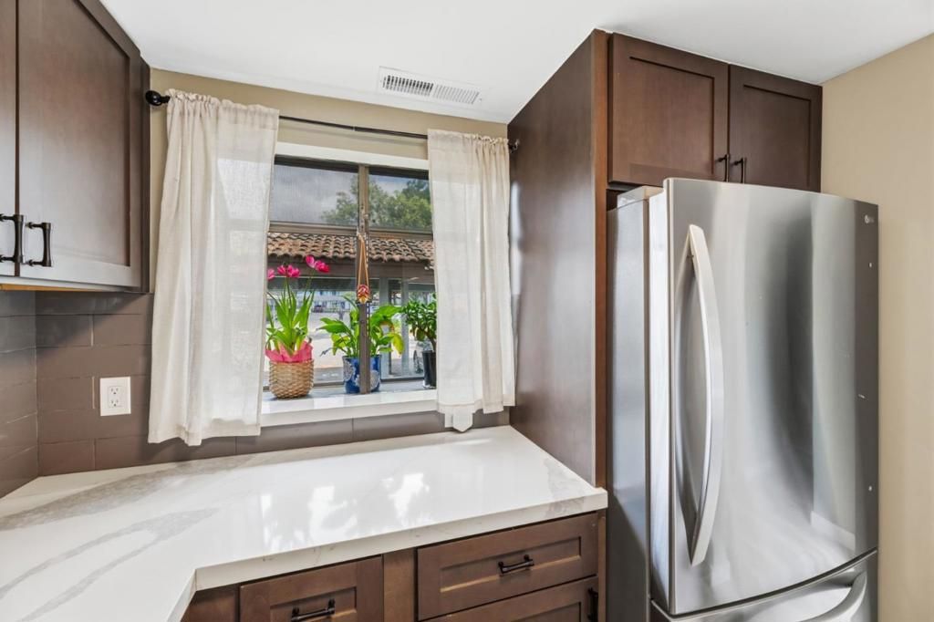 Image 11 of property listing at 6136 Joaquin Murieta Avenue A, Newark, CA 94560