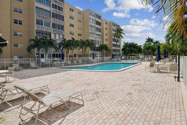 619 NE 14th Avenue 101, Hallandale Beach, FL 33009
